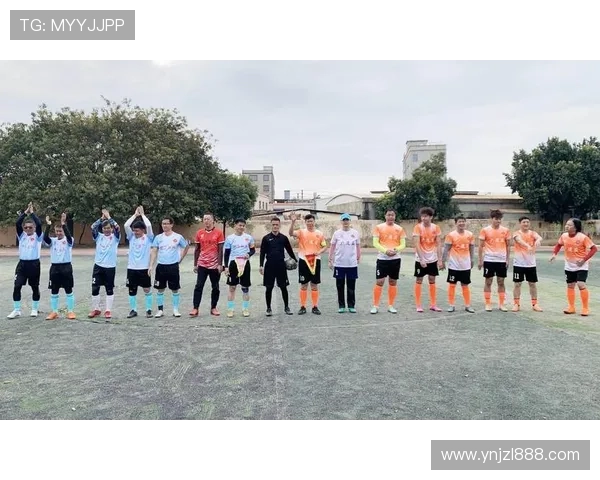 足球明星跨界挑战摔跤场展现全新魅力与竞技精神